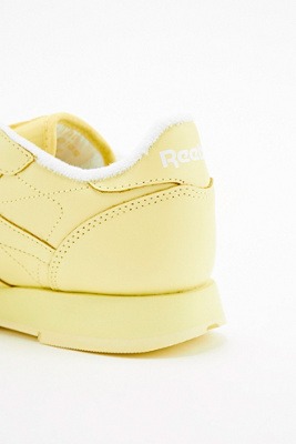 reebok classic leather trainers in yellow