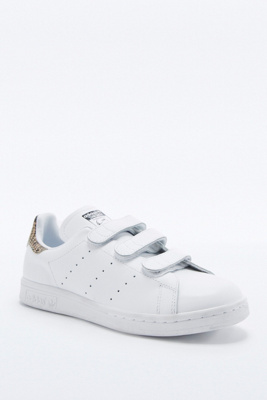 adidas originals baskets stan smith blanches détail serpent et scratchs