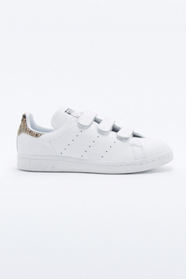 adidas originals baskets stan smith blanches détail serpent et scratchs