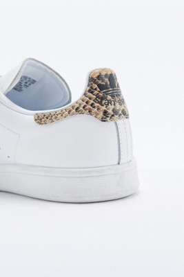 adidas originals baskets stan smith blanches détail serpent et scratchs