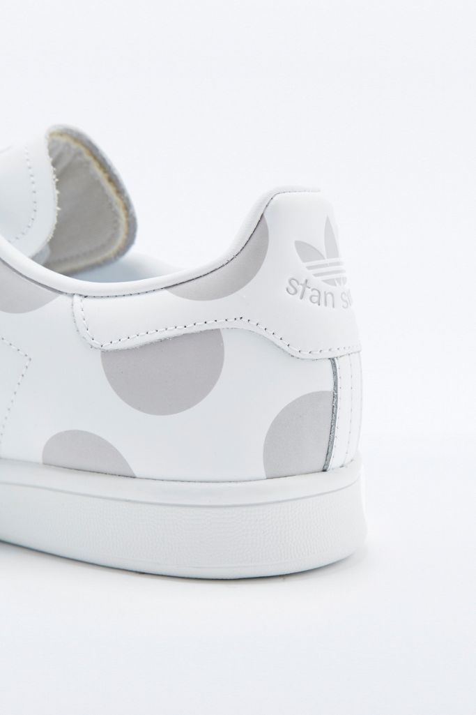 Adidas Originals Sneaker Stan Smith In Weiss Mit Punkten Urban Outfitters De