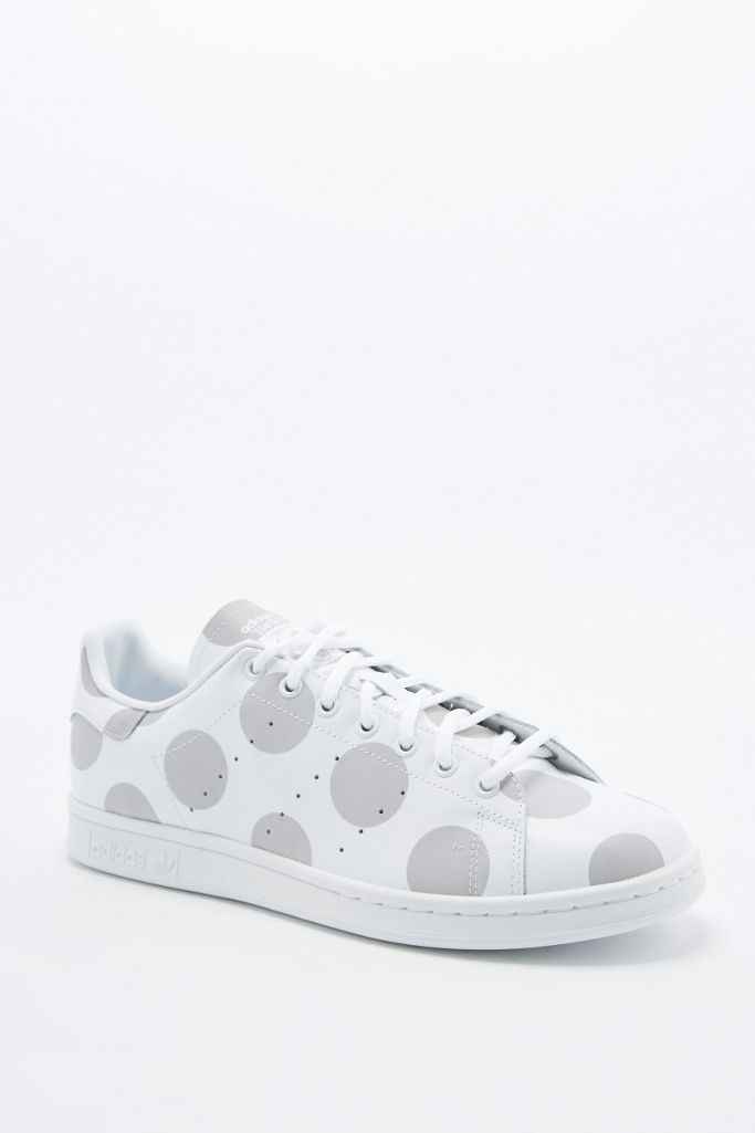 Adidas Originals Sneaker Stan Smith In Weiss Mit Punkten Urban Outfitters De