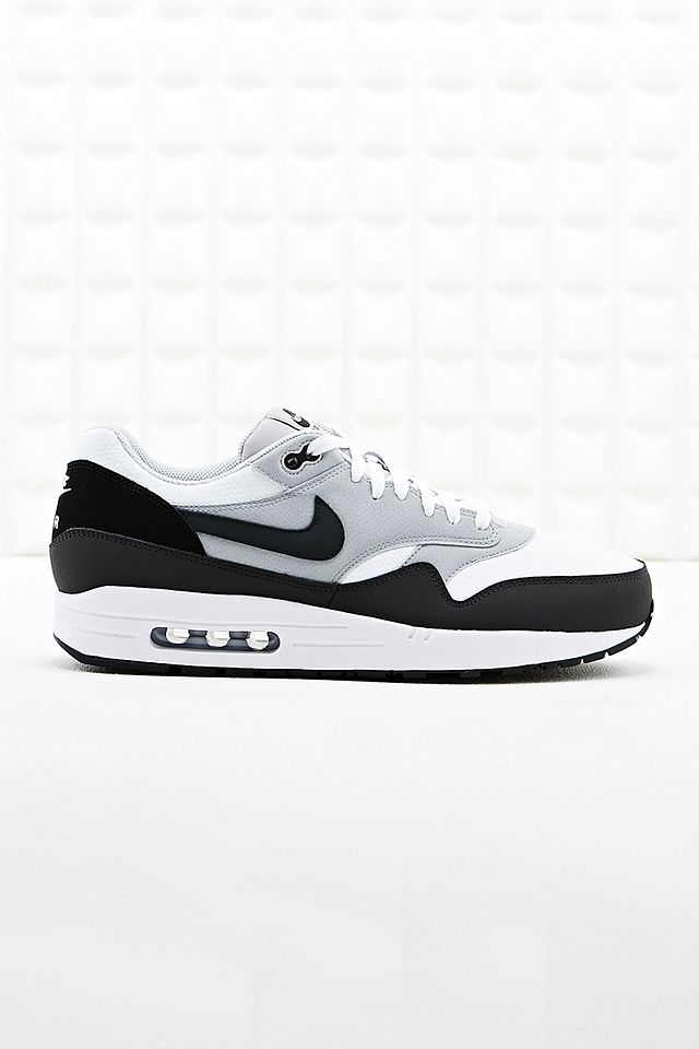Nike - Baskets Air Max 1 Essential blanches et grises | Urban ... Nike - Baskets Air Max 1 Essential blanches et grises | Urban ...