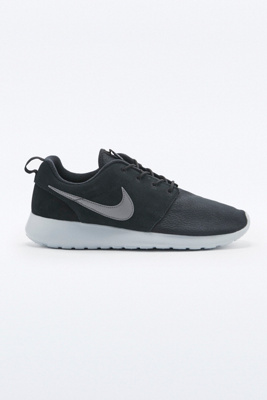 roshe run black suede