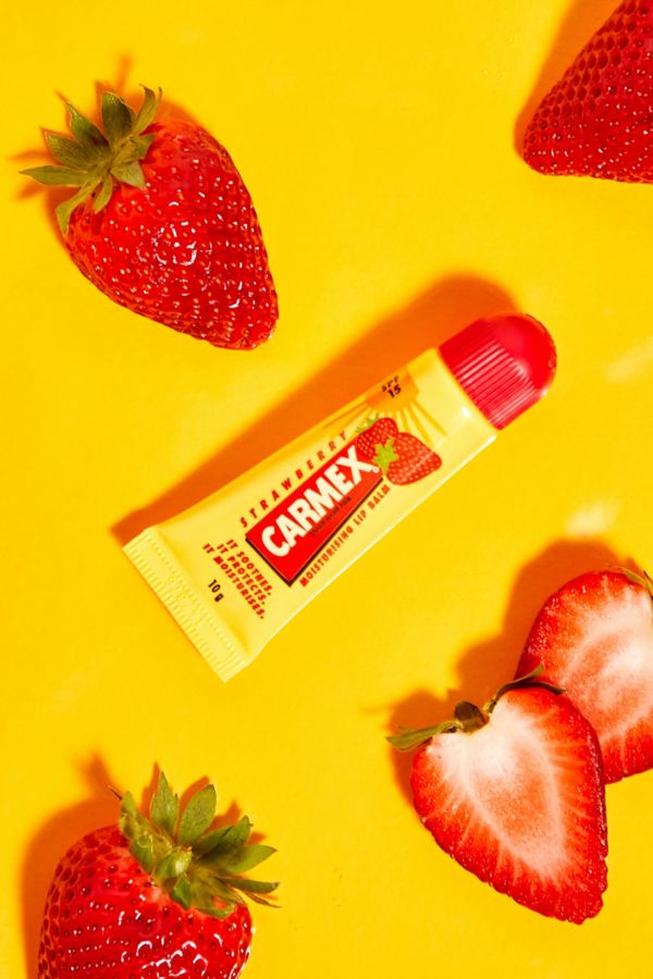 Vista diapositiva: 1: Carmex Strawberry Lip Balm Tube