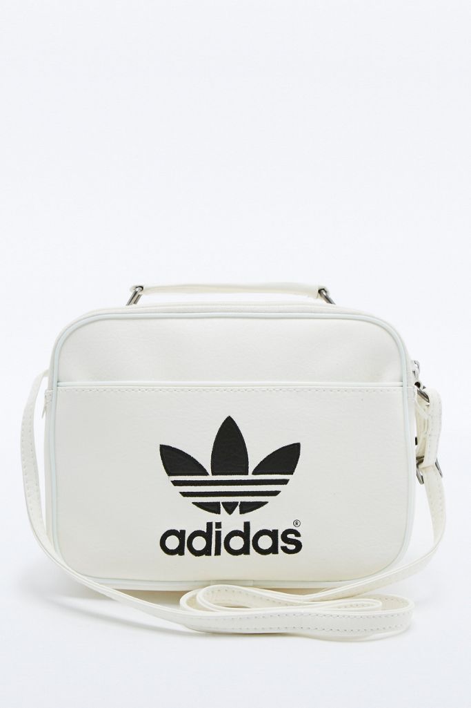 Adidas Originals Kleine Tasche Airliner In Weiss Urban Outfitters De