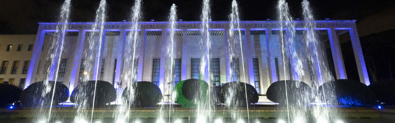 una fontana romana illuminata di notte