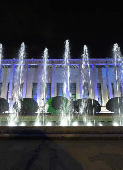 una fontana romana illuminata di notte