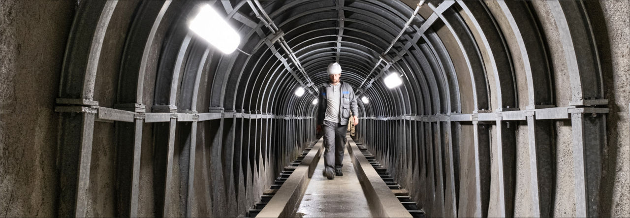 Tecnico che effettua ispezioni all'interno della struttura dell'Acquedotto del Peschiera