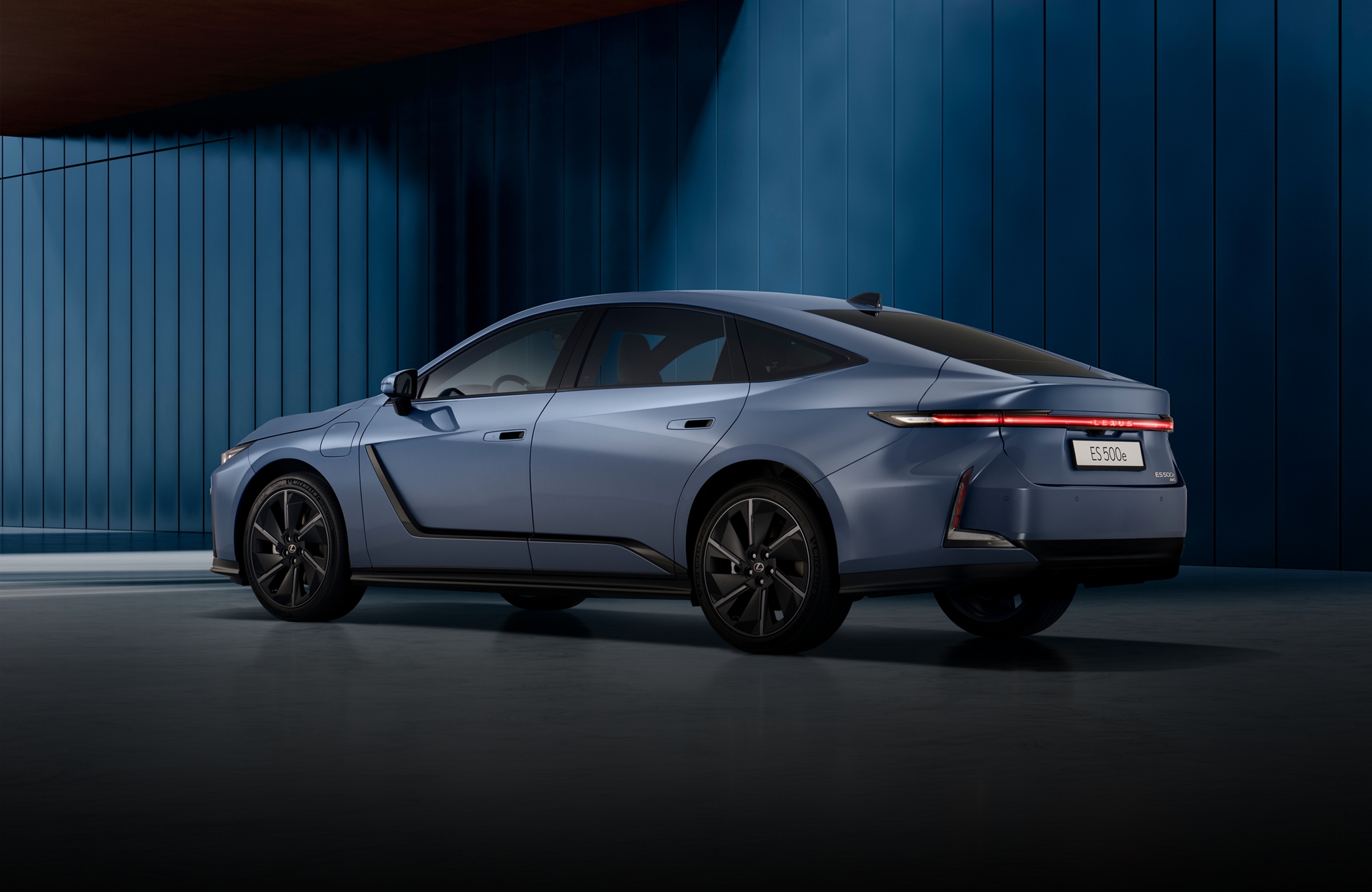 Lexus ES 500e exterior
