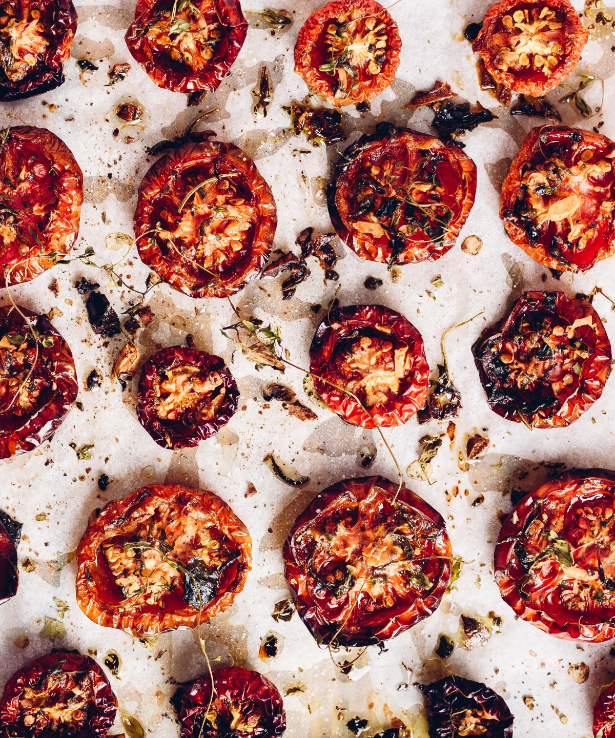 Draufsicht auf ein Blech mit im Ofen getrocknete Tomaten
