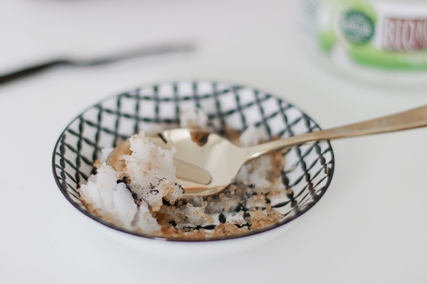 Gesichtsmaske für eine Spa-Behandlung zuhause