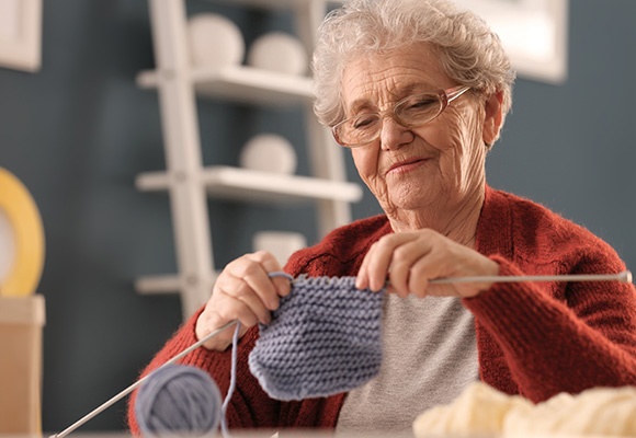 Starejša gospa plete