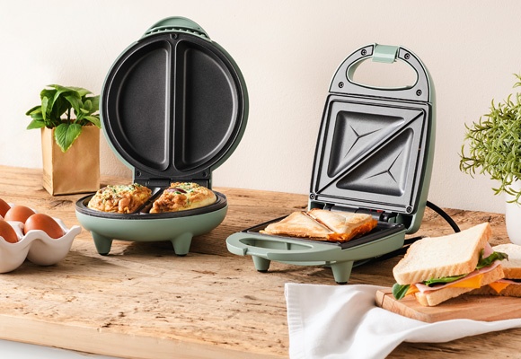 Dva pekača kruhkov na pultu