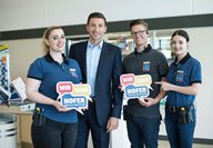 Günter Helm mit drei Hofer-Mitarbeiter