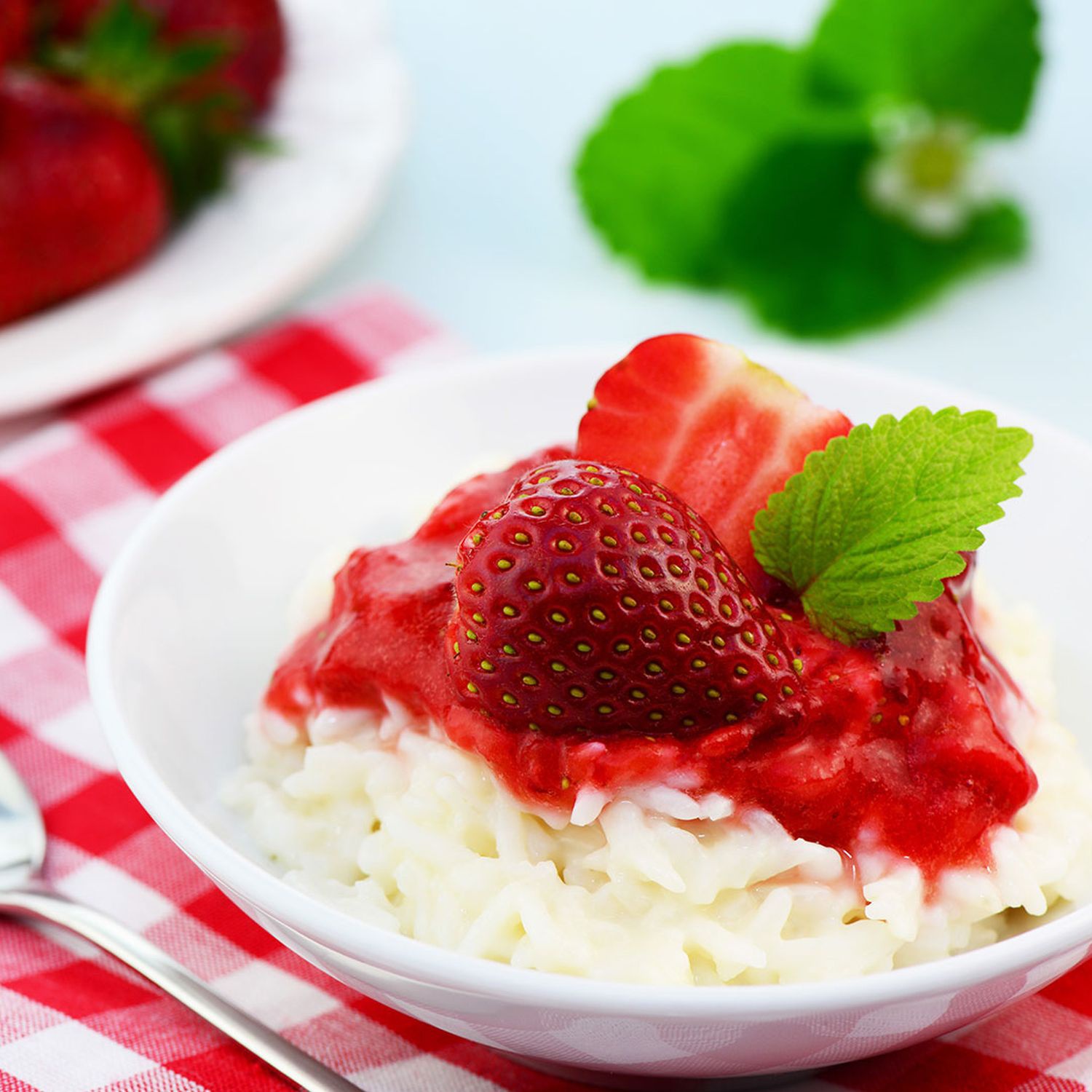 Milchreis mit weißer Schokolade und Erdbeeren Rezept | HOFER Rezeptwelt