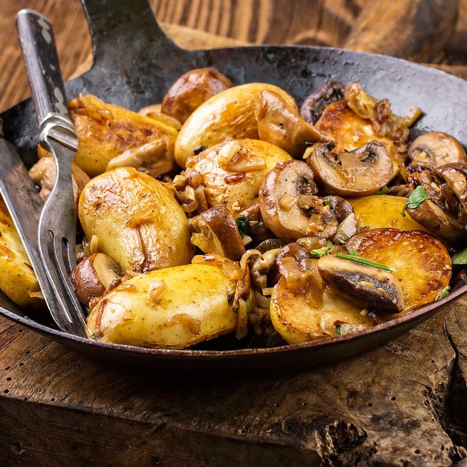 Champignon-Pfanne mit Folienkartoffeln und Dip Rezept | HOFER Rezeptwelt