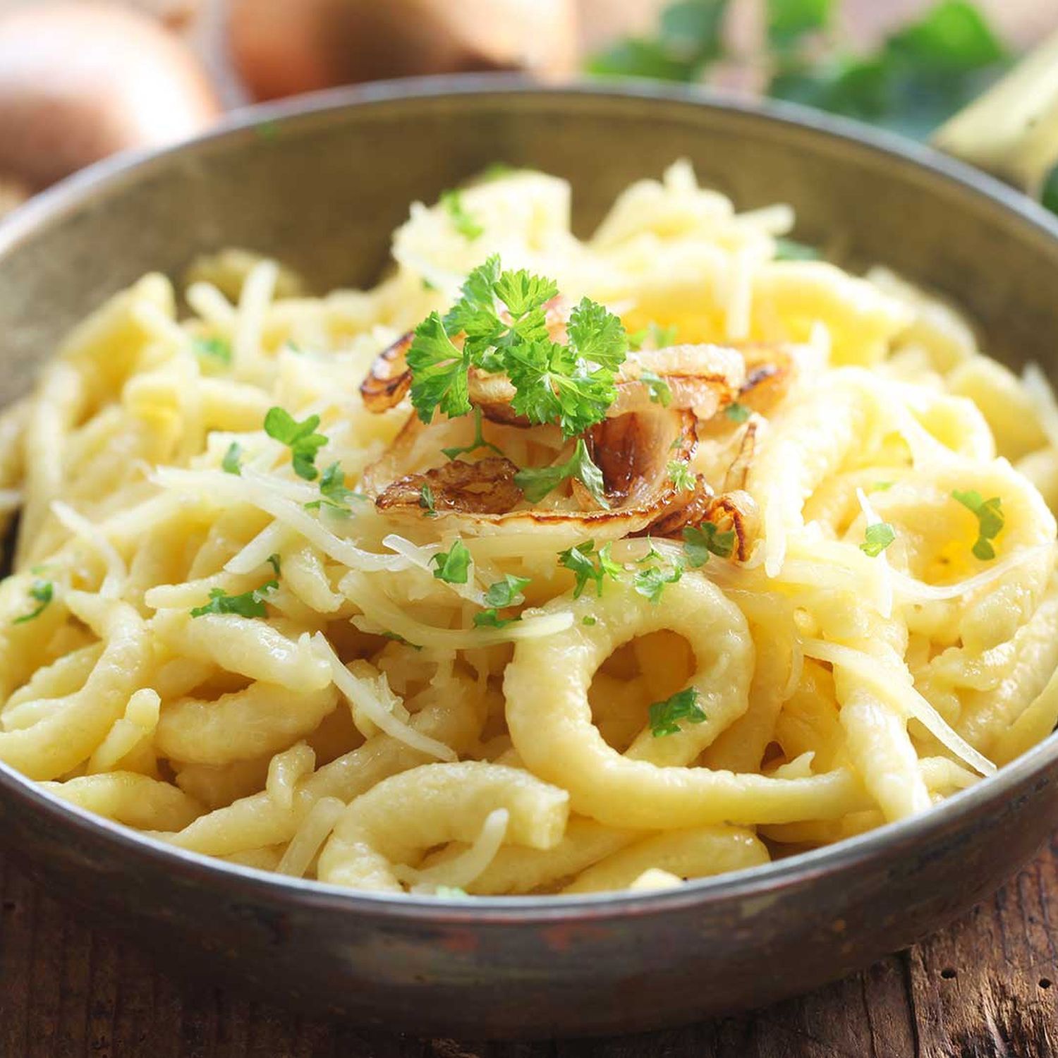 Käsespätzle mit geschmelzten Äpfeln und Zwiebeln Rezept | HOFER Rezeptwelt