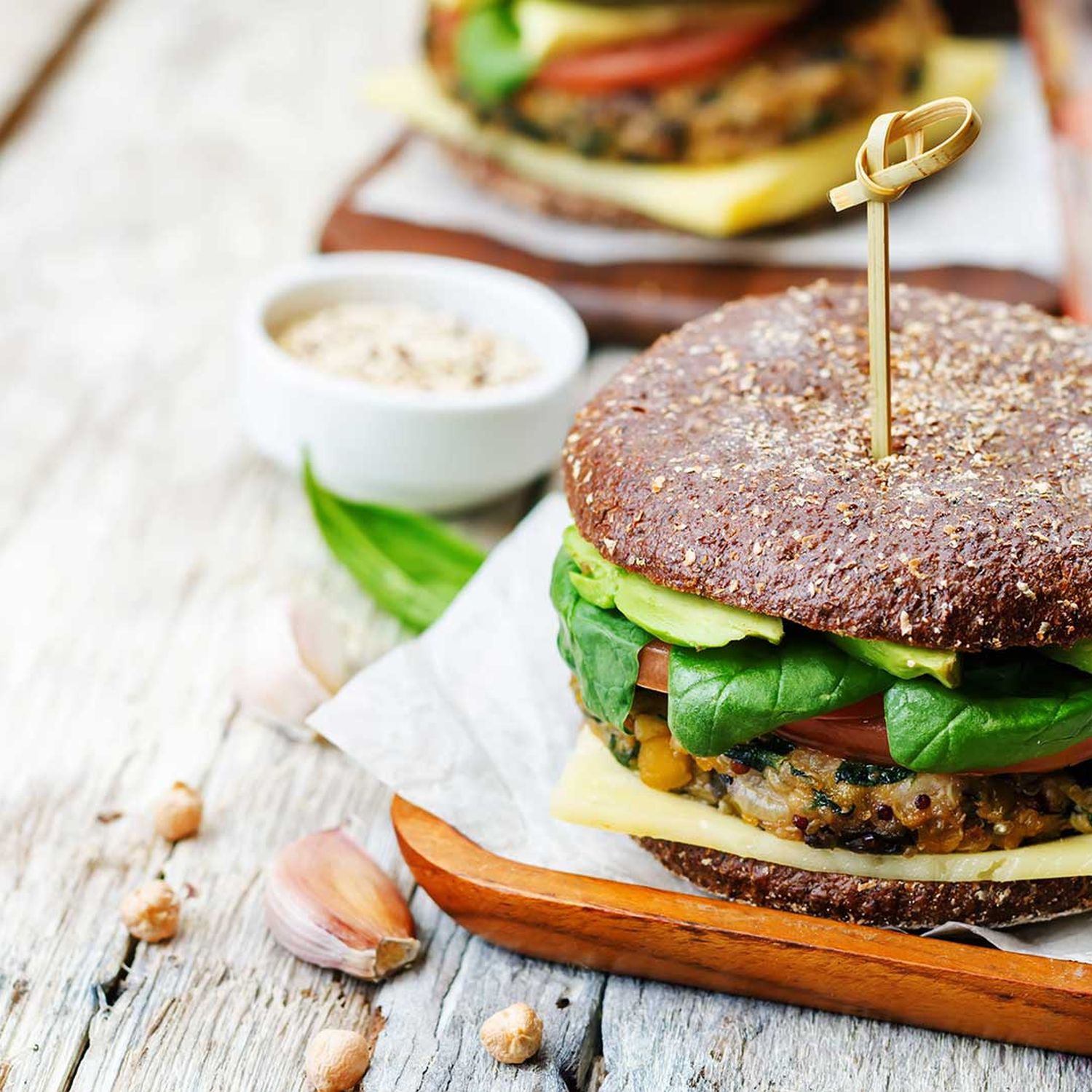 Vegetarischer Burger mit frischem Gemüse und Kresse-Dip Rezept | HOFER ...