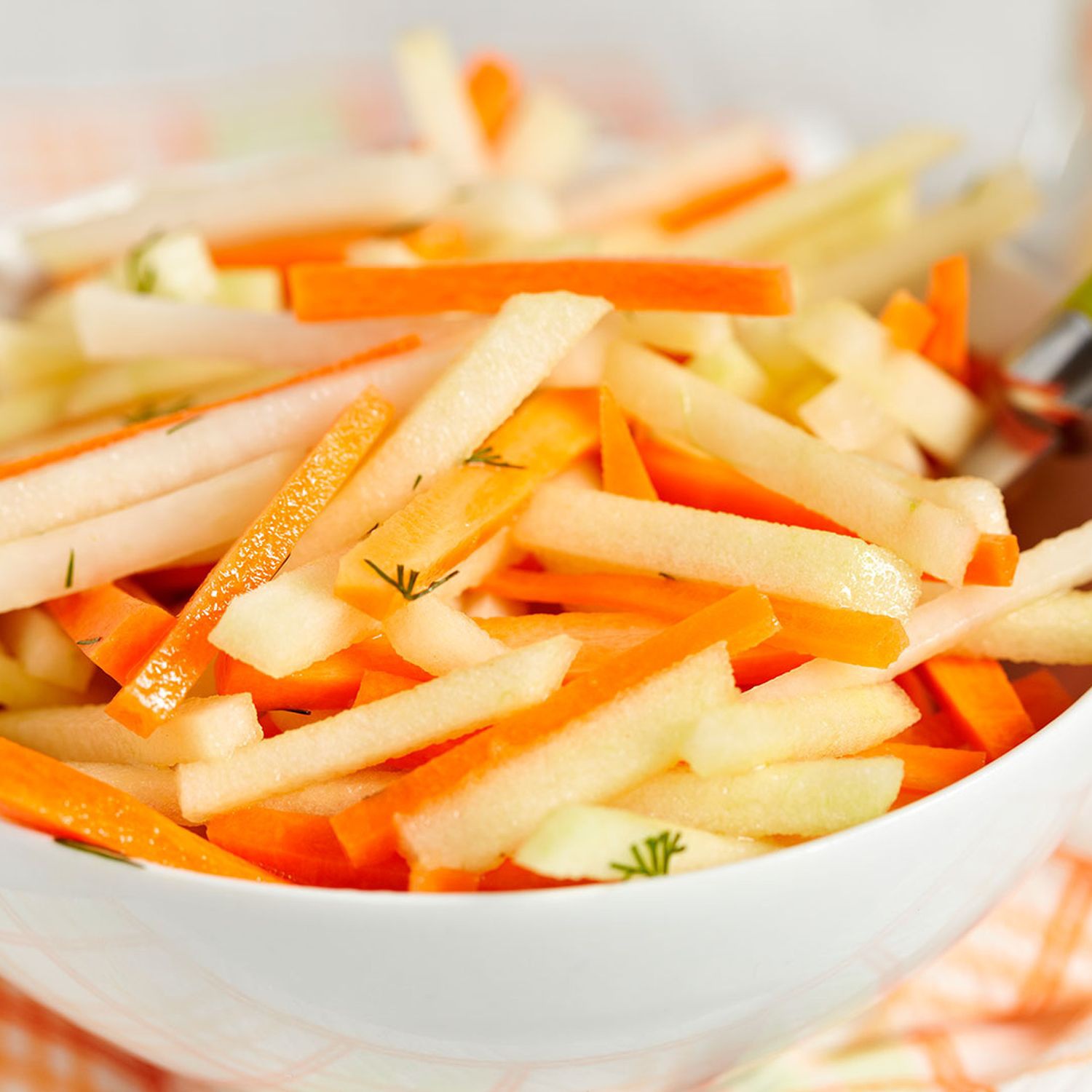 Apfel-Karottensalat mit Ingwer und gerösteten Salzmandeln