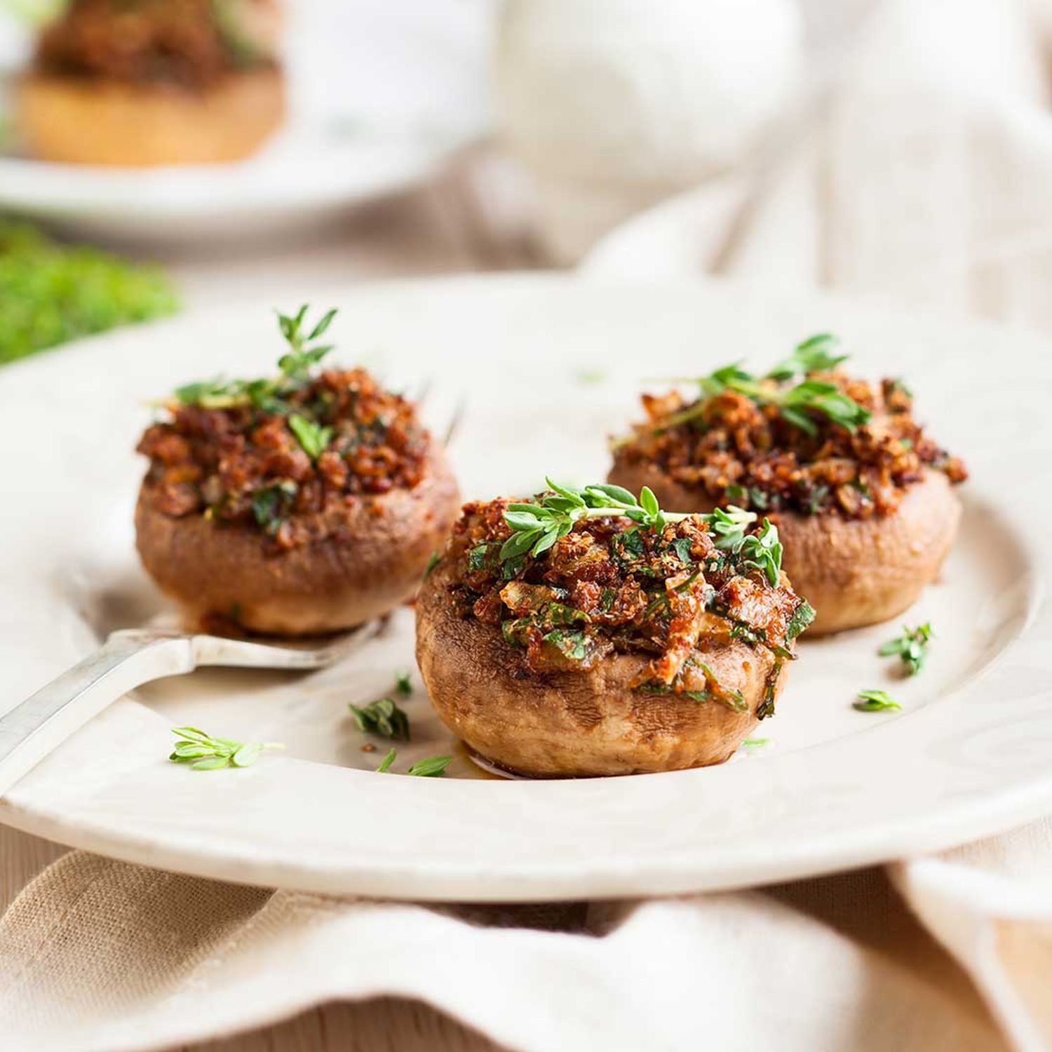 Запеченные шампиньоны с курицей. Фаршированные шампиньоны. Фаршированные шампиньоны Юлия Высоцкая. Фаршированные грибы шампиньоны. Джон Джоли грибы фаршированные.