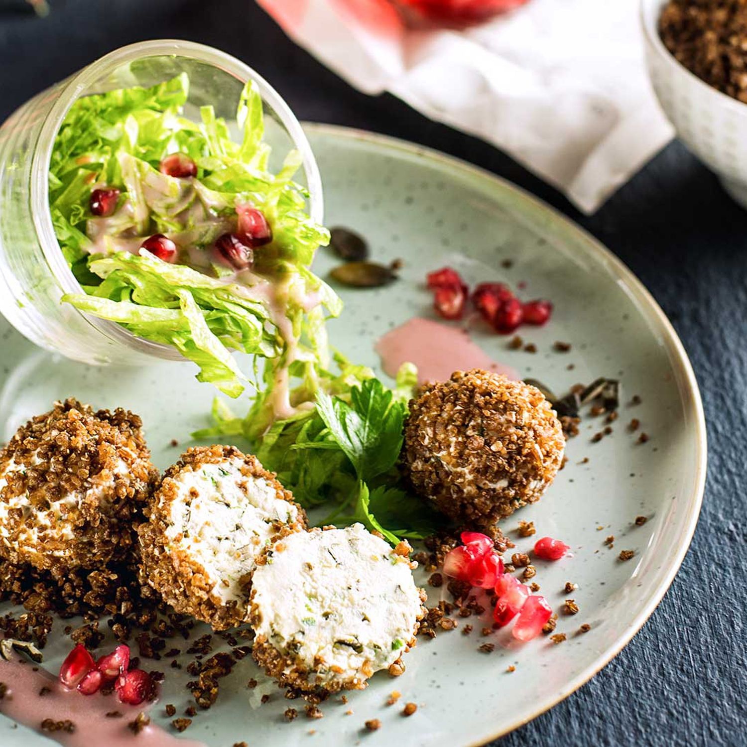 Frischkäsepralinen mit Pumpernickel, Eisbergsalat &amp; Granatapfeldressing ...