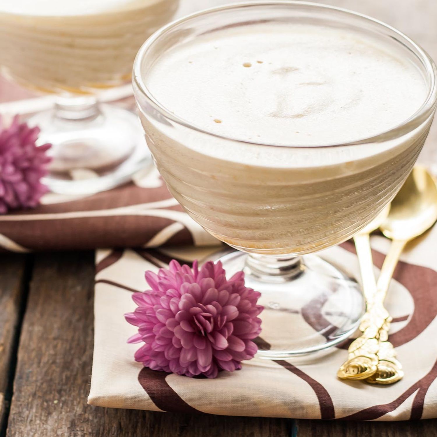 Weisse Schokomousse Mit Holunderbluten Sirup Hofer Rezeptwelt