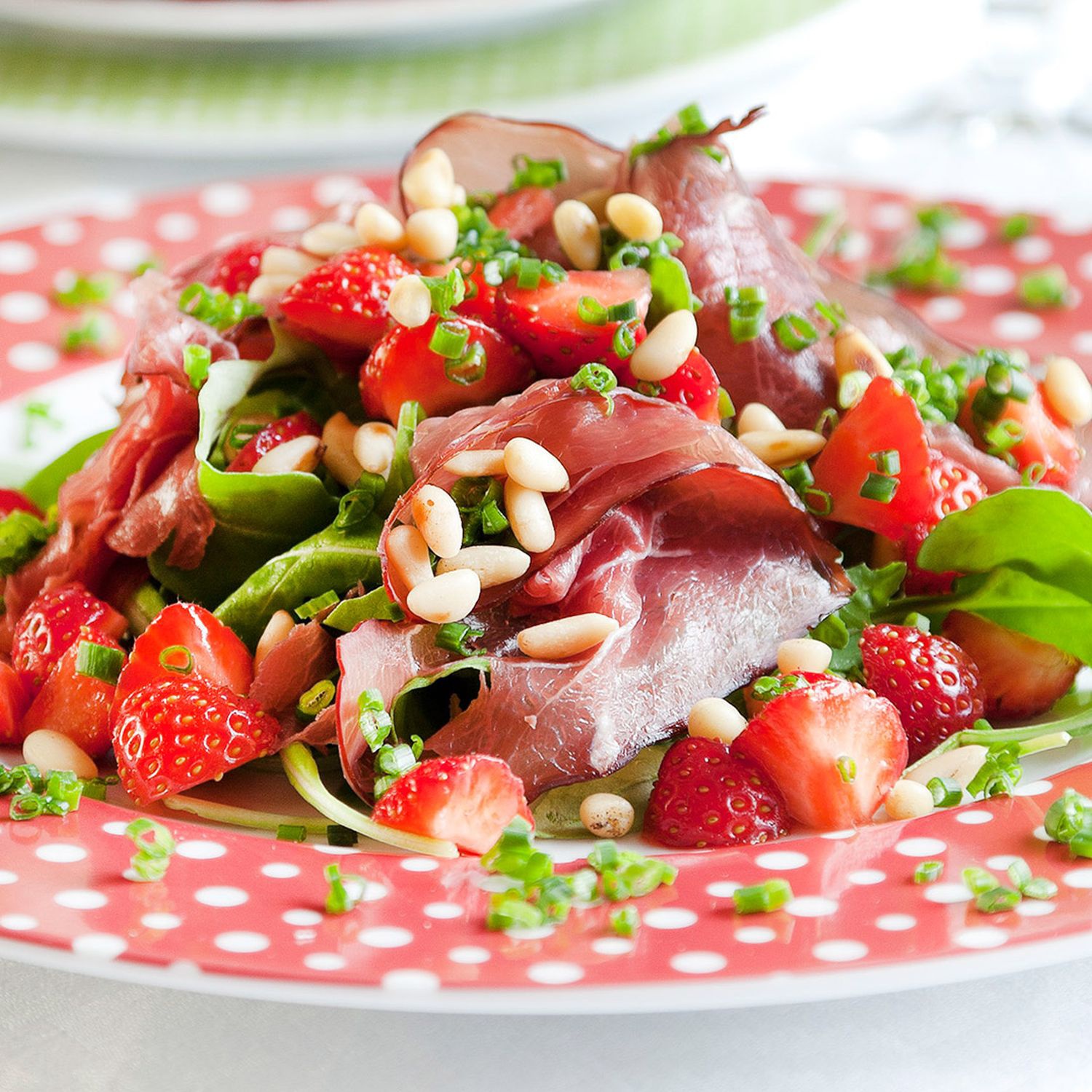 Prosciutto di Parma mit Erdbeersalat und gerösteten Pinienkernen Rezept ...