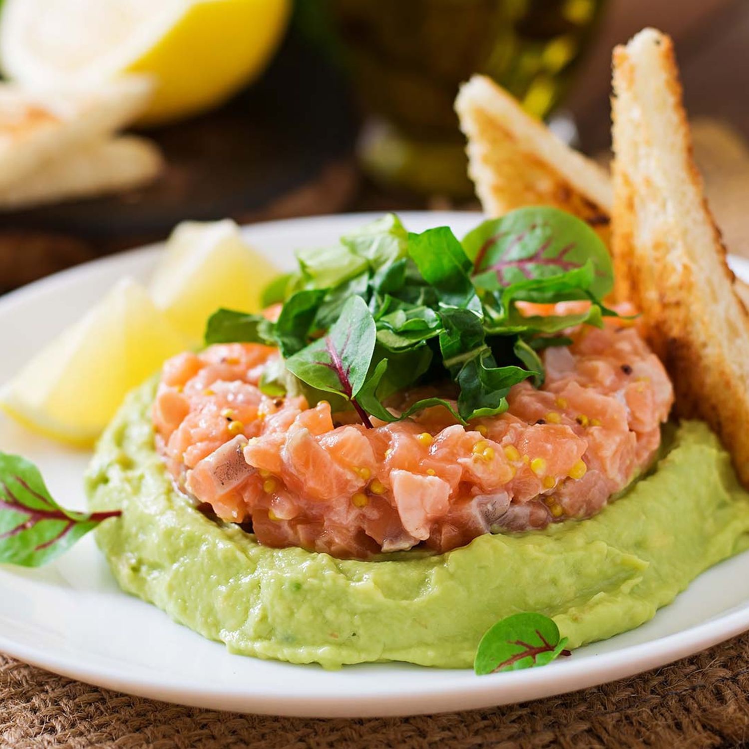 Avocado-Lachs-Tartar mit Vollkorn-Croûtons Rezept | HOFER Rezeptwelt