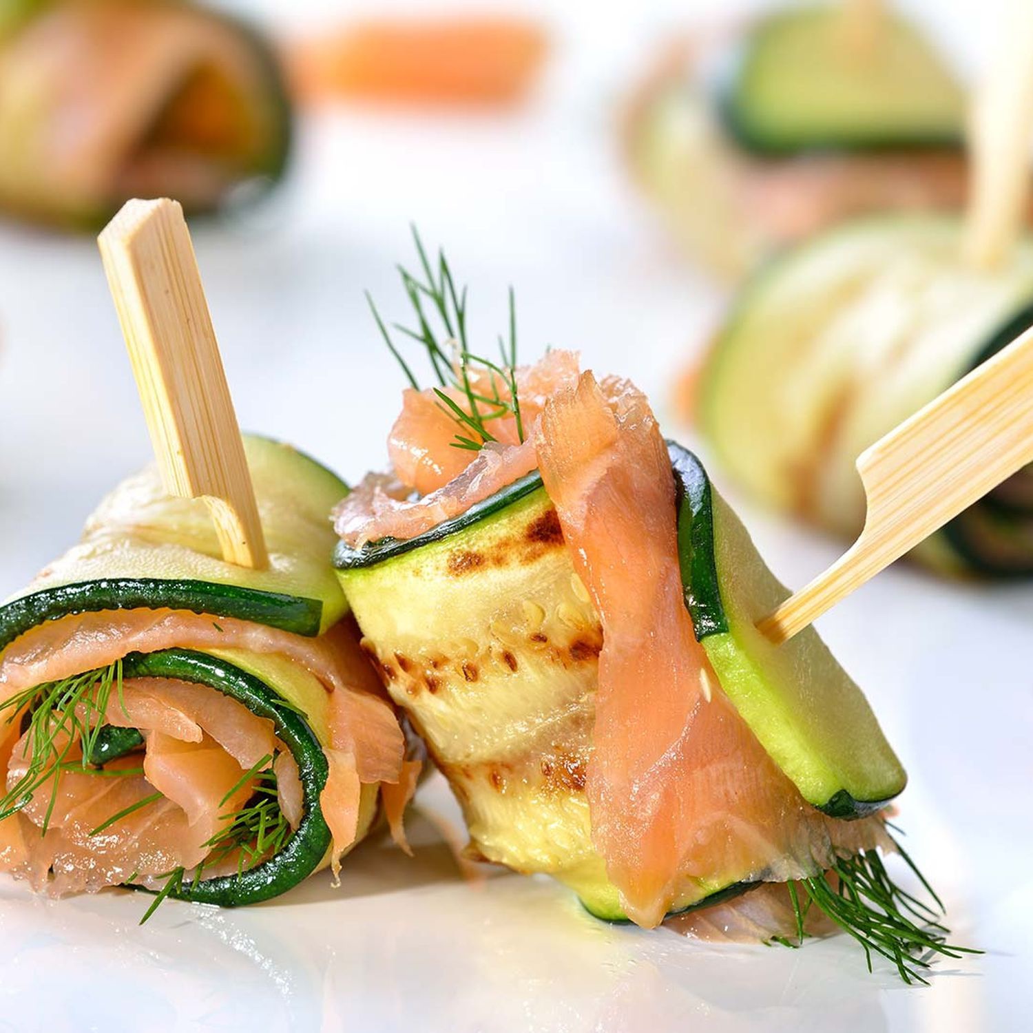 Gebratene Zucchini-Lachs-Röllchen Rezept | HOFER Rezeptwelt