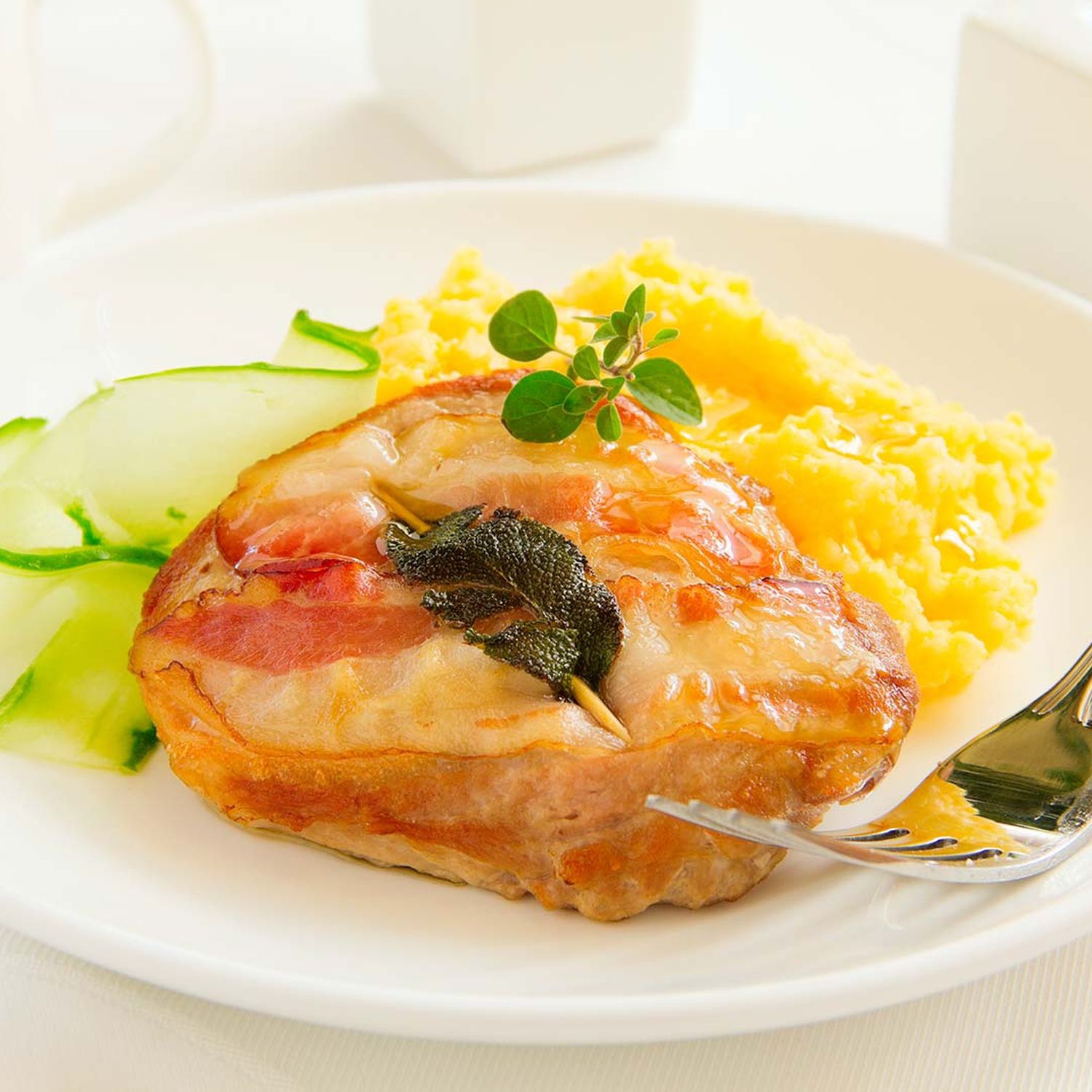 Saltimbocca vom Truthahn auf Polenta mit Rucola Rezept | HOFER Rezeptwelt