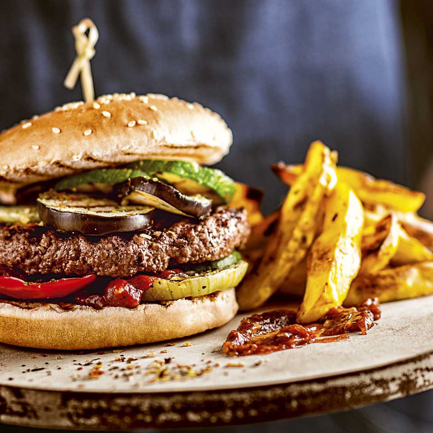 HOFER Burger mit Grillgemüse und Kartoffel-Wedges Rezept | HOFER Rezeptwelt