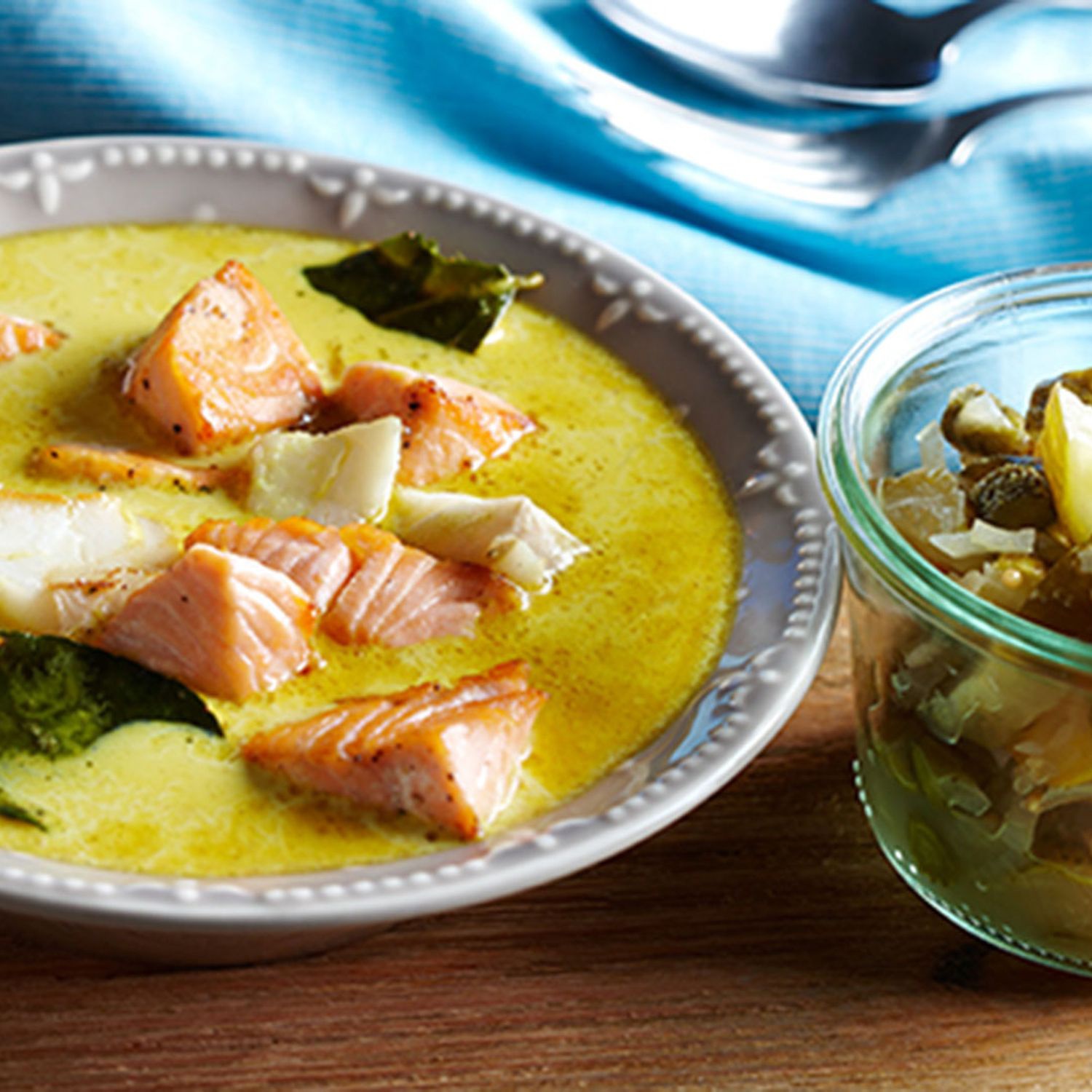 Curry-Fischtopf mit Gurkenrelish