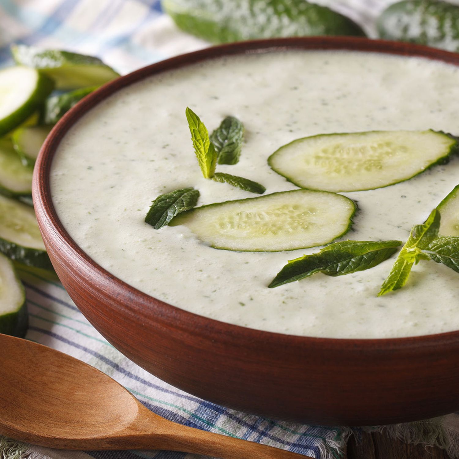 Gurken-Minz-Gazpacho mit scharfen faschierten Bällchen Rezept | HOFER ...