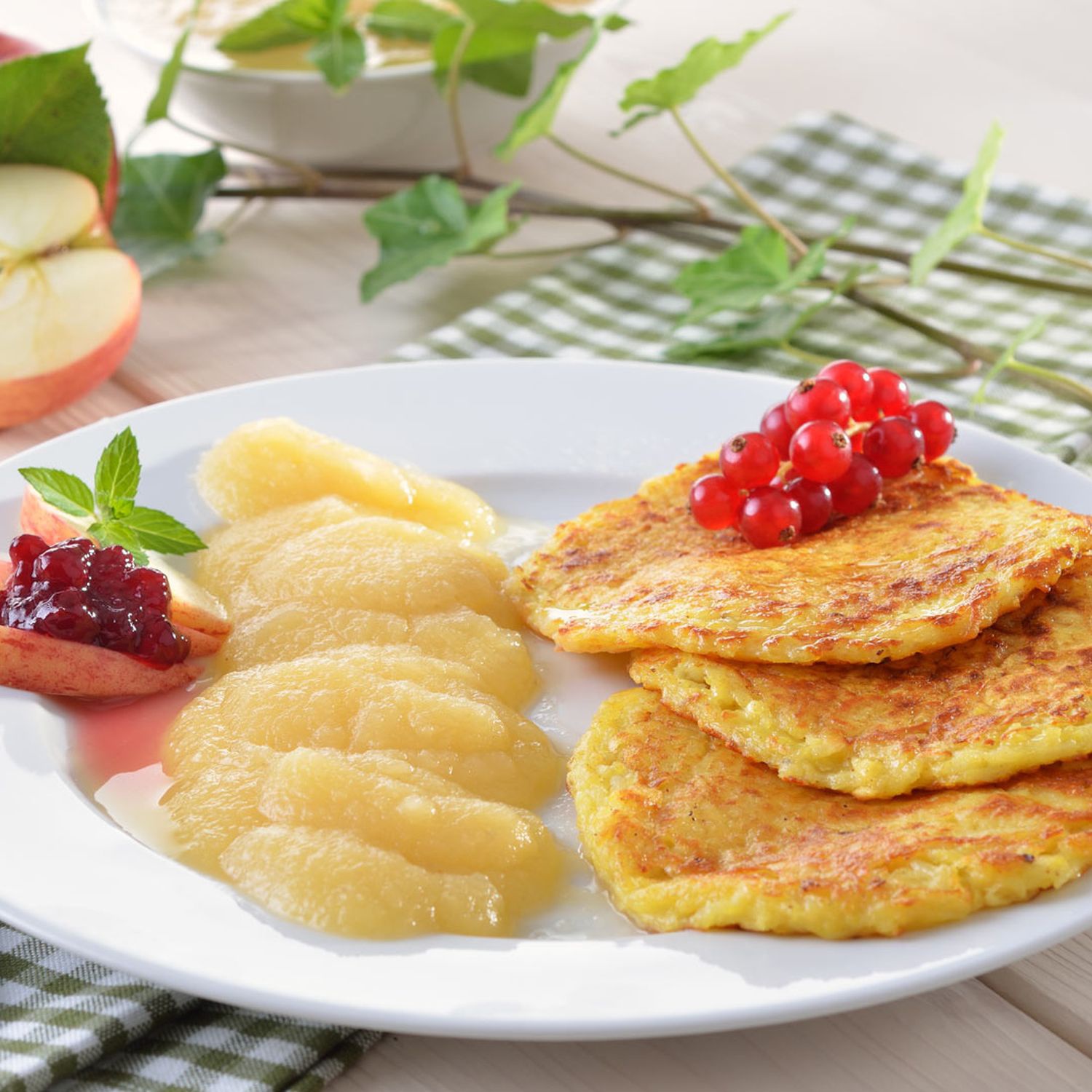 Kartoffelpuffer mit Apfelmus Rezept | HOFER Rezeptwelt