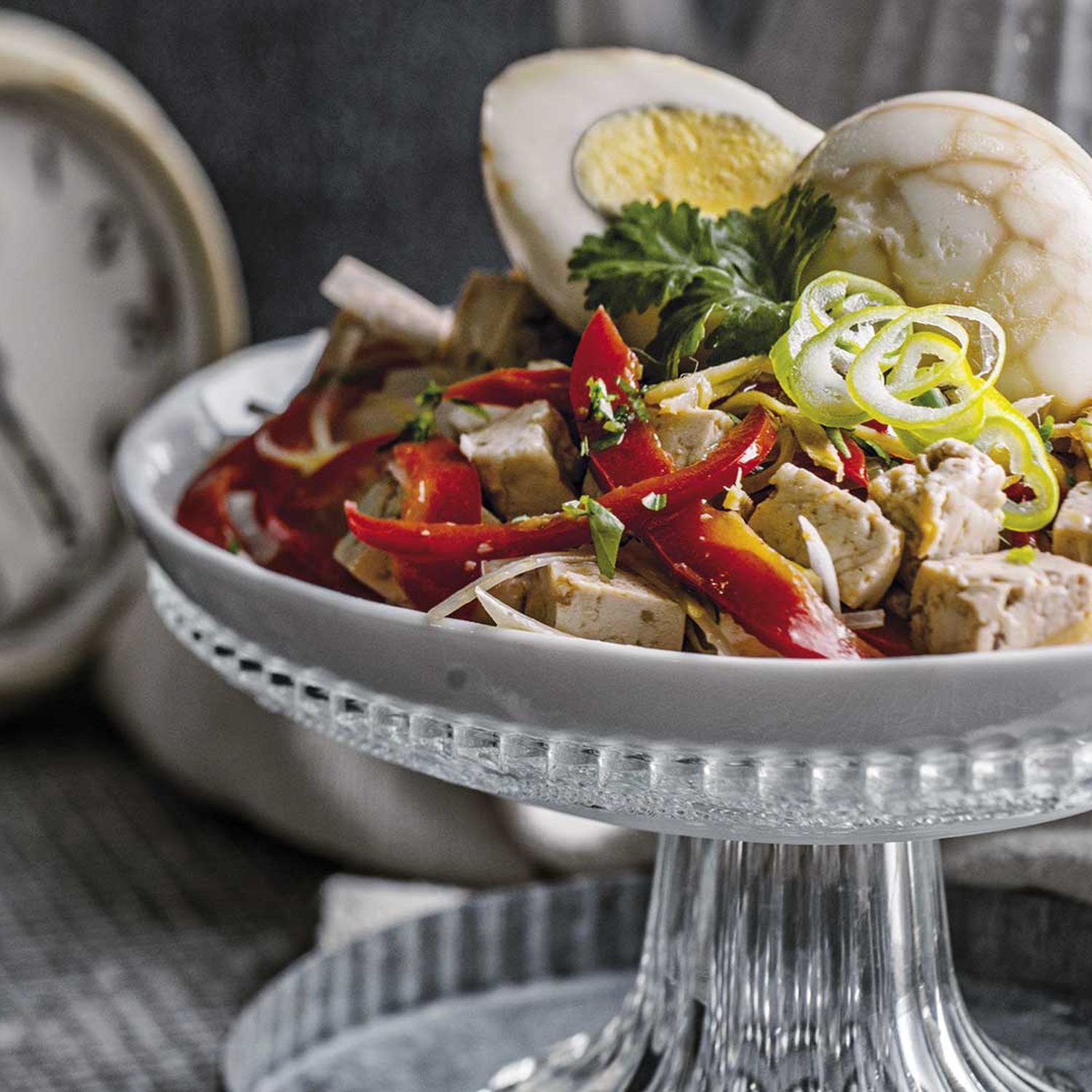 Asiatischer Tofu-Salat mit Grüntee-Ingwer-Dressing und chinesischem Tee-Ei
