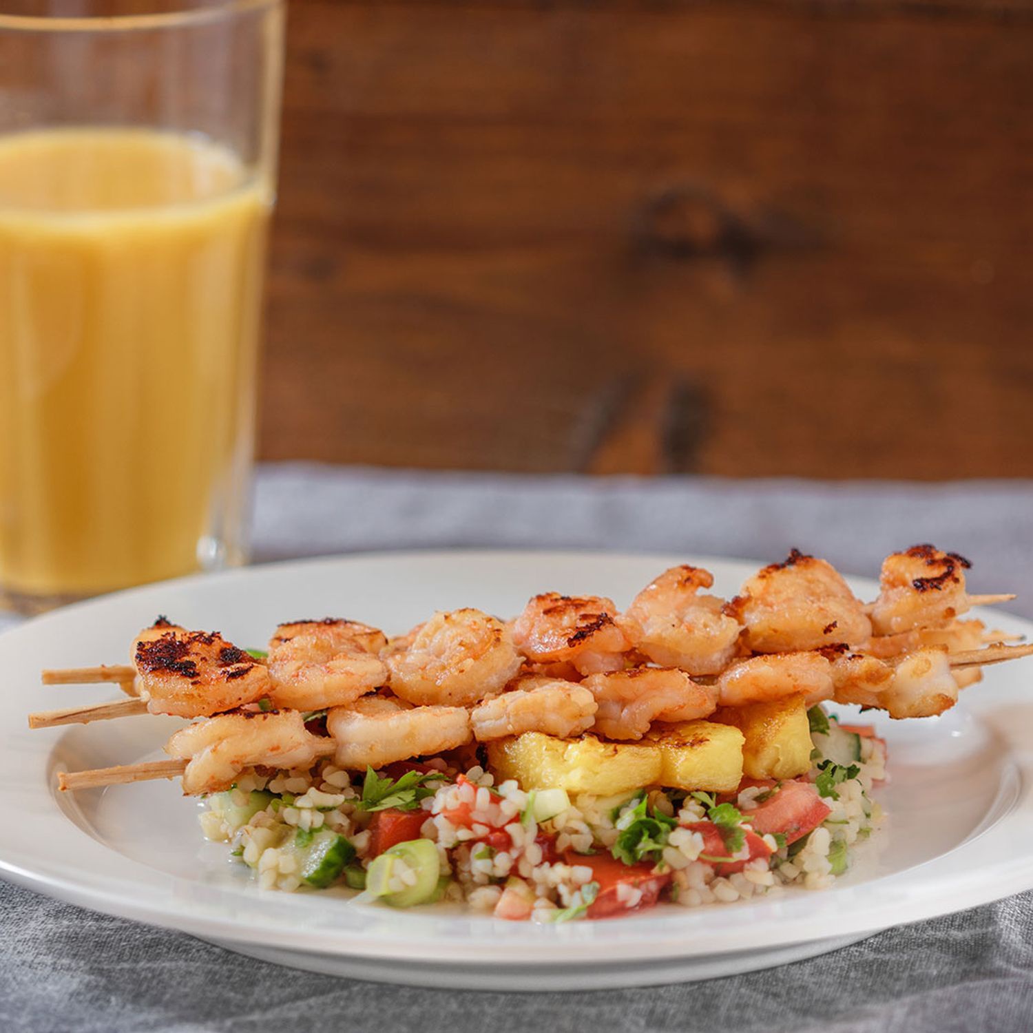 Bulgursalat mit Garnelenspießen Rezept | HOFER Rezeptwelt