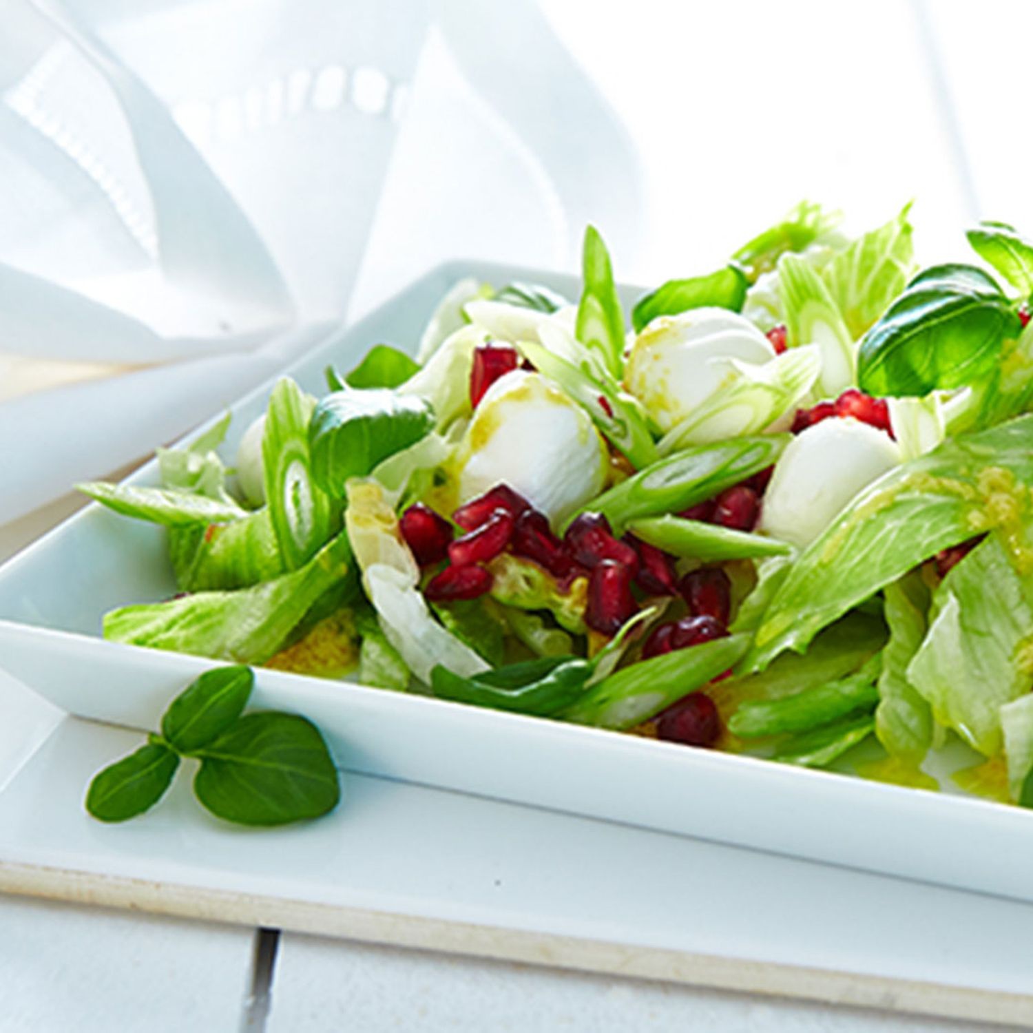 Eisbergsalat mit Granatapfel Rezept | HOFER Rezeptwelt