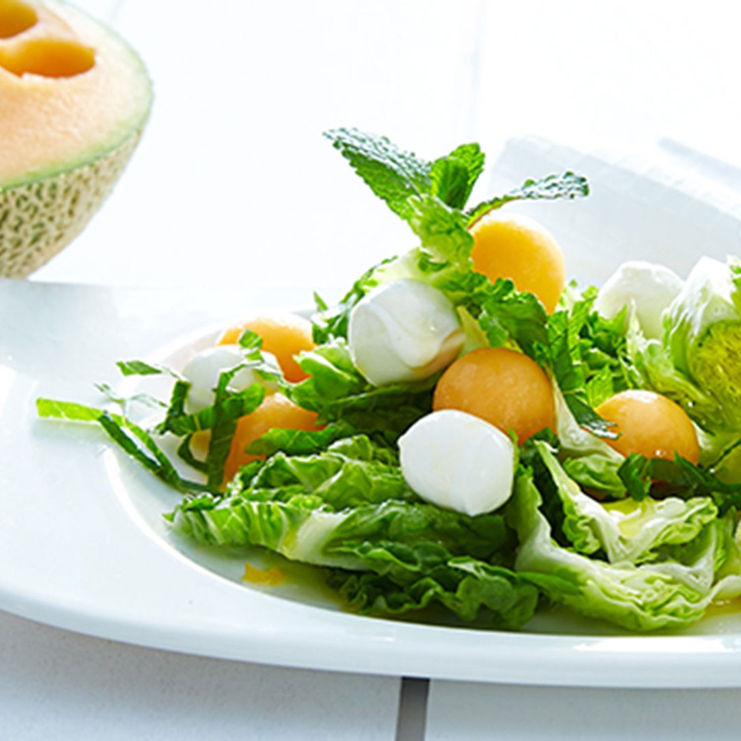 Melone-Mozzarella-Bällchen auf Eisbergsalat Rezept | HOFER Rezeptwelt