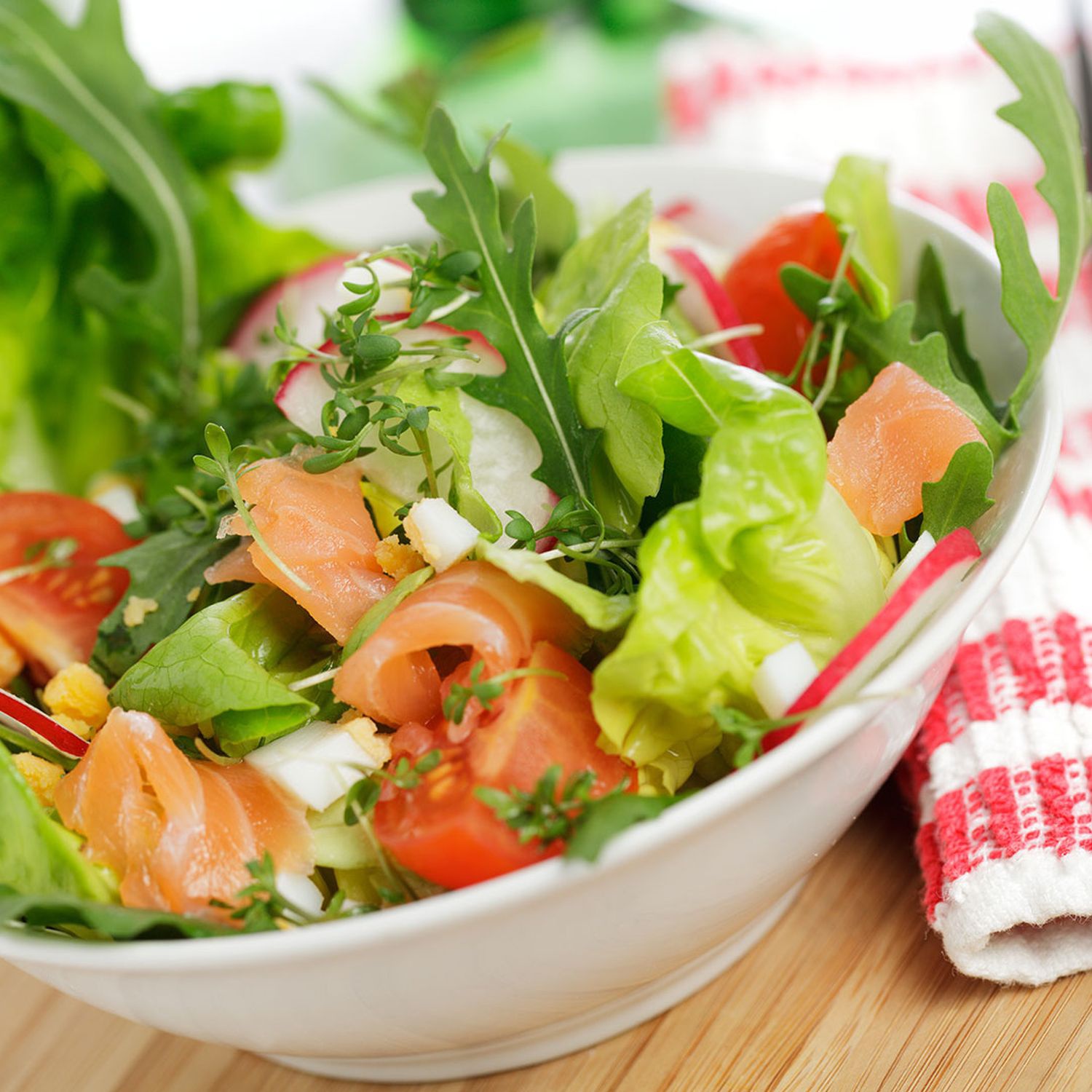 Salat mit Räucherlachs und Kartoffelwürfeln Rezept | HOFER Rezeptwelt