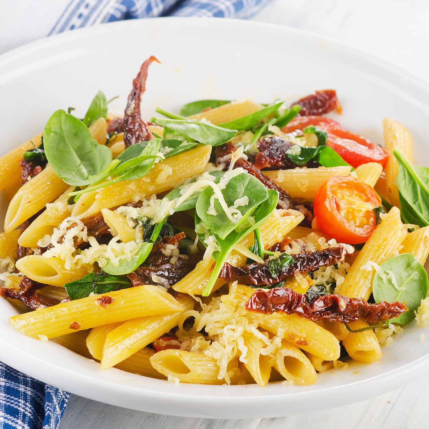 Toskanischer Pastasalat mit Artischocken und getrockneten Tomaten ...