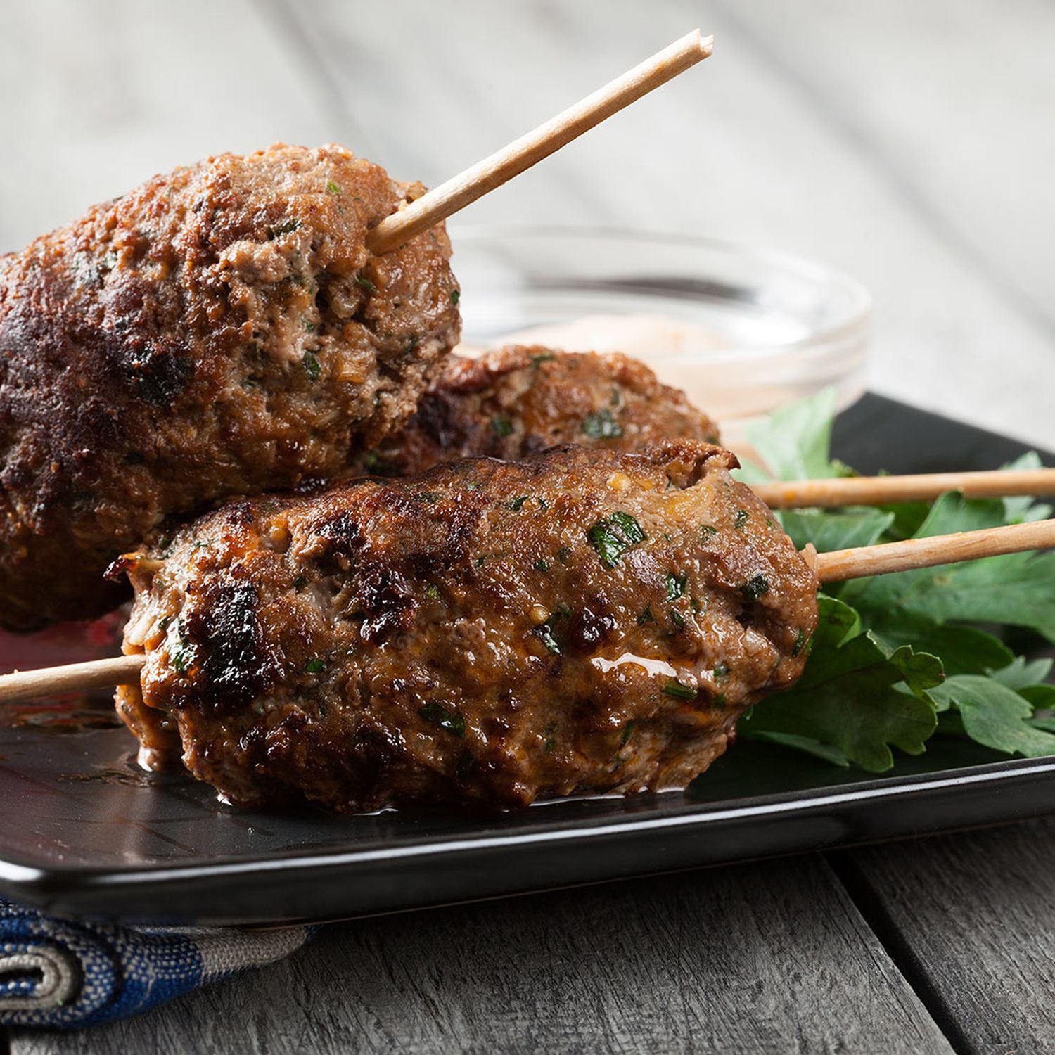 Türkische Köfte mit Joghurt-Dip Rezept | HOFER Rezeptwelt