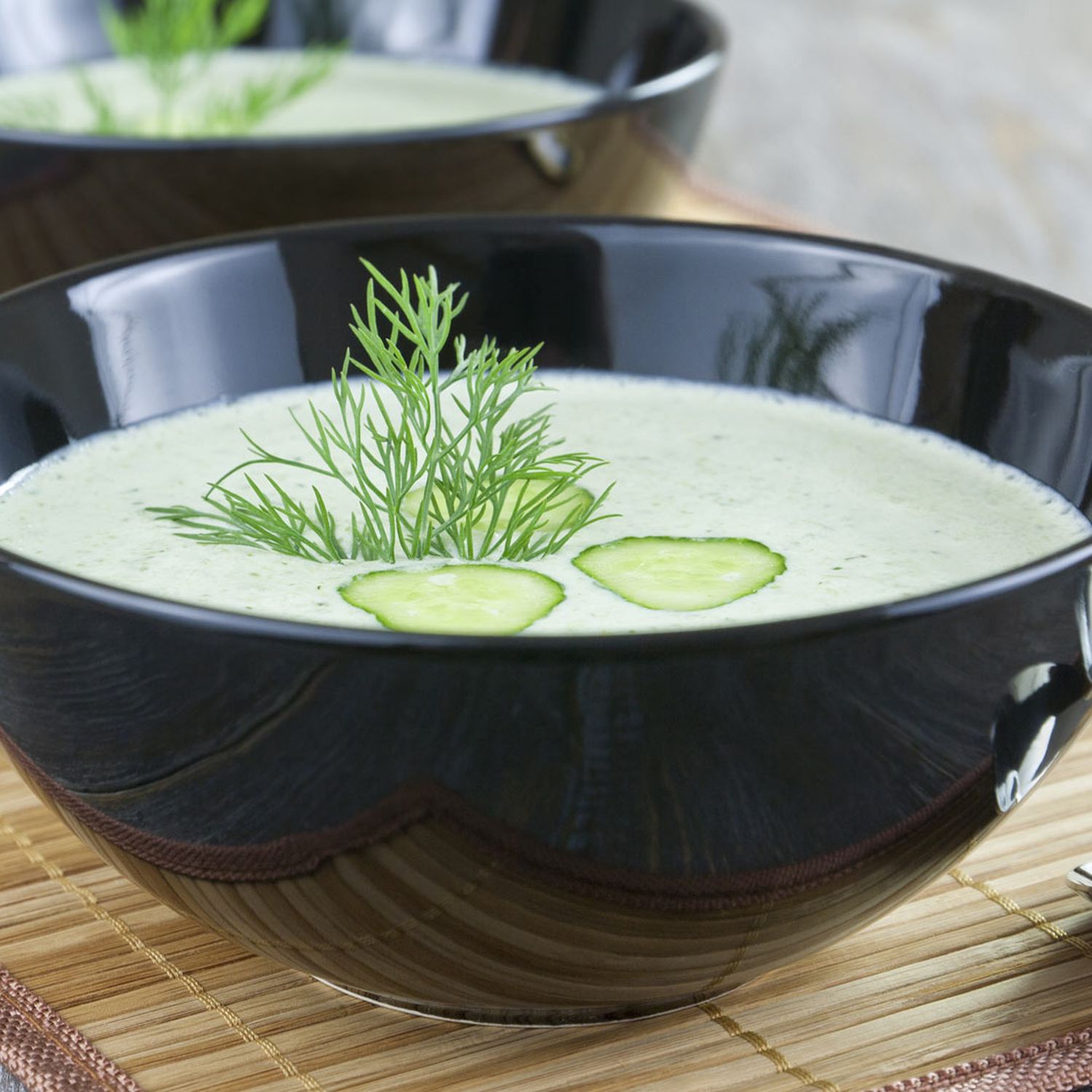 Kalte Gurken-Dill-Suppe mit Sauerrahm und Vollkornbrot-Croûtons Rezept ...