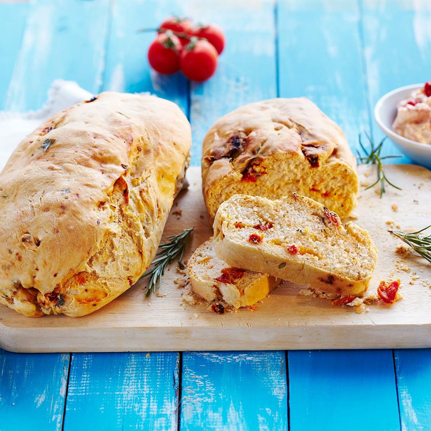 Kräuter-Ciabatta mit getrockneten Tomaten und Frischkäse-Dip Rezept ...