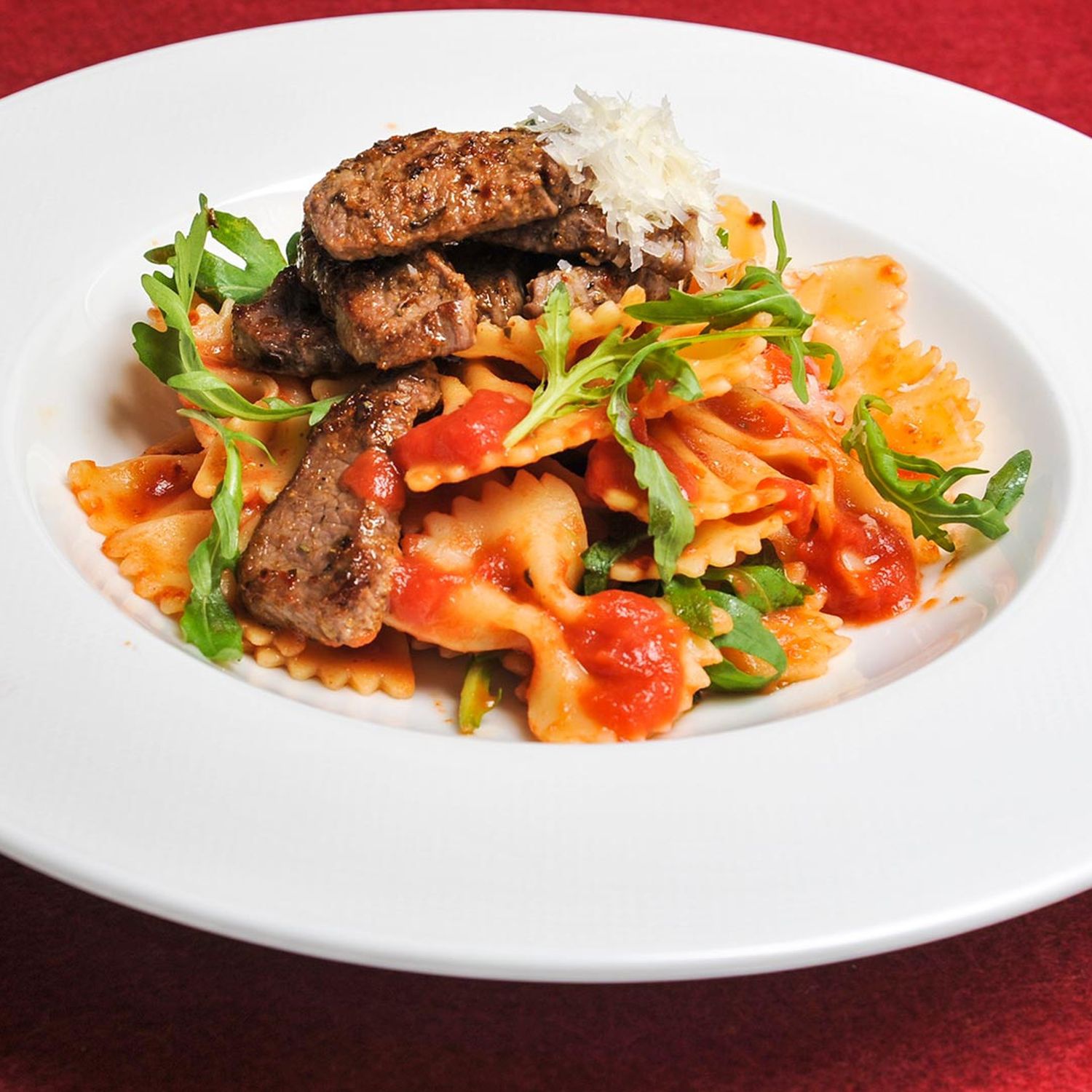 Farfalle mit Tomaten-Rucola-Sauce und gebratenen Lammstreifen Rezept ...