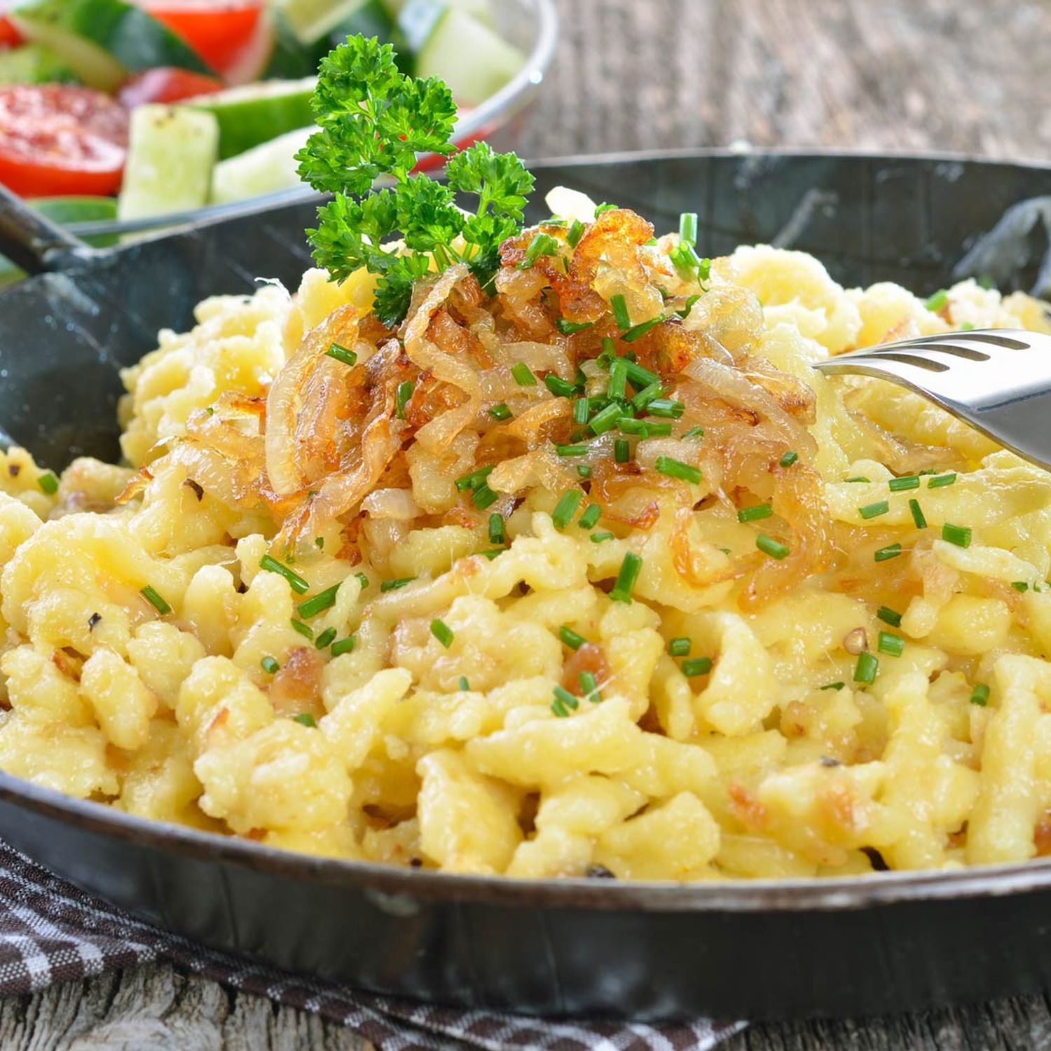 Käsespätzle mit Röstzwiebeln Rezept | HOFER Rezeptwelt