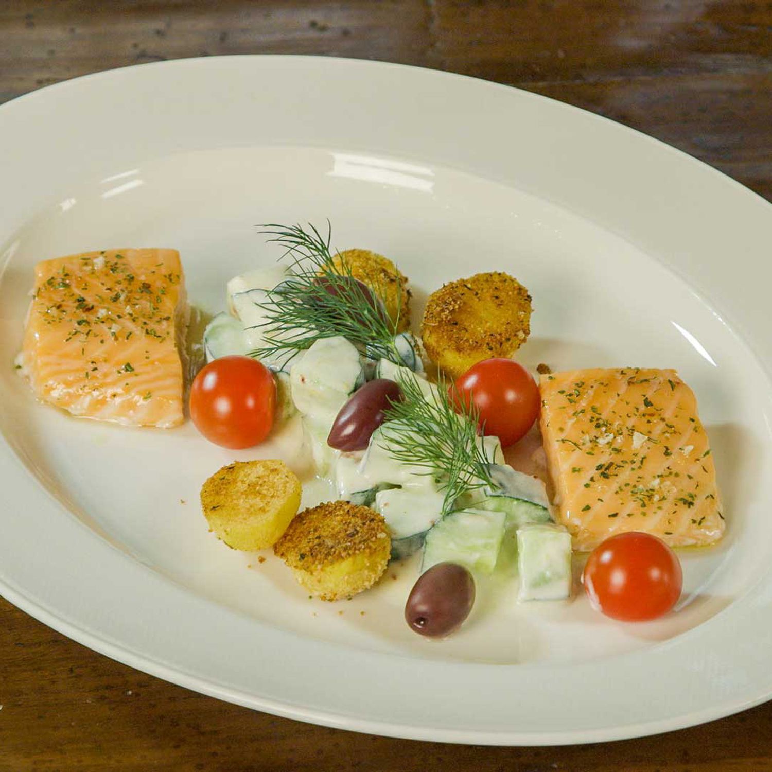 Lachsfilet auf Gurkensalat Rezept | HOFER Rezeptwelt