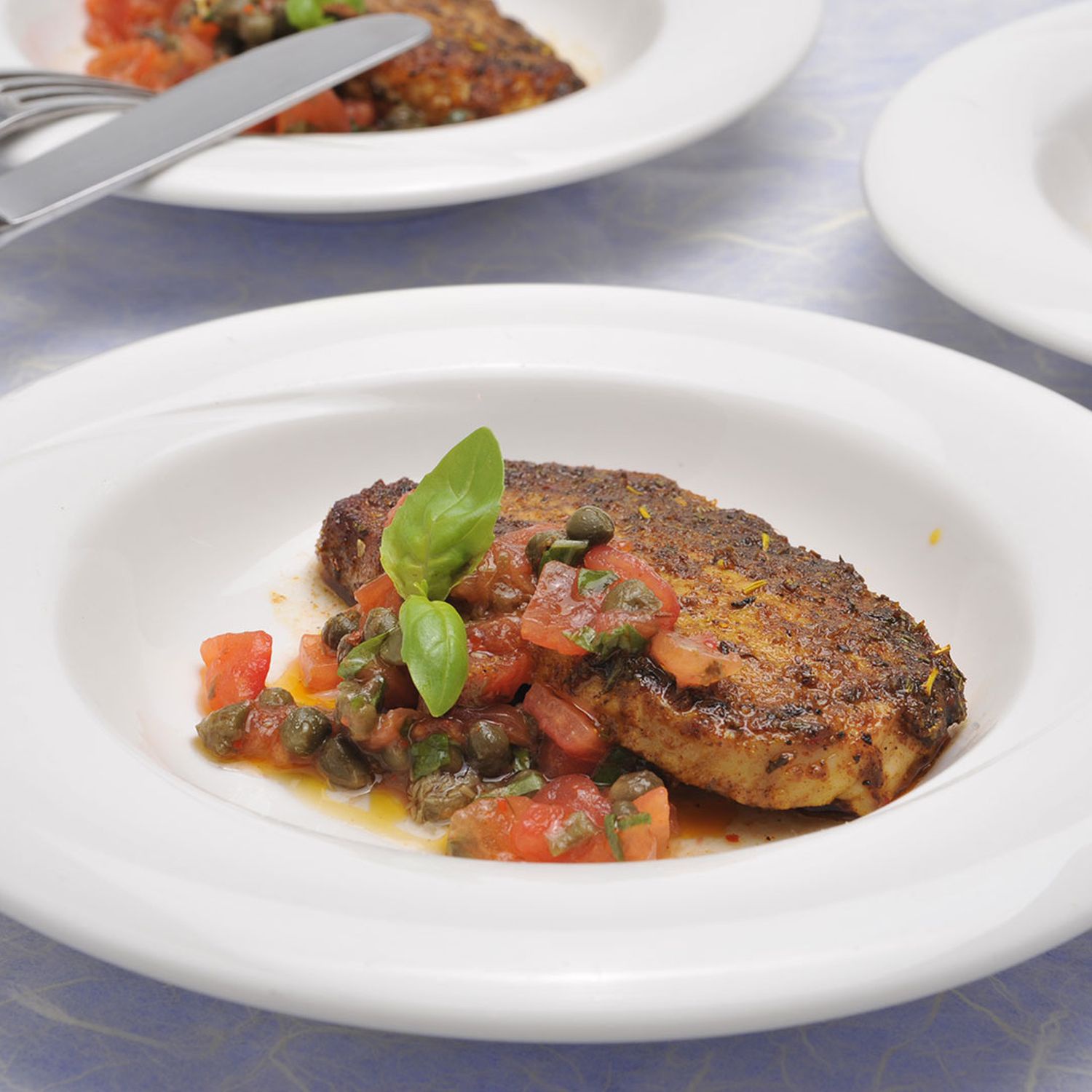 Mariniertes Karreesteak auf Tomaten-Kapern-Salsa | HOFER Rezeptwelt