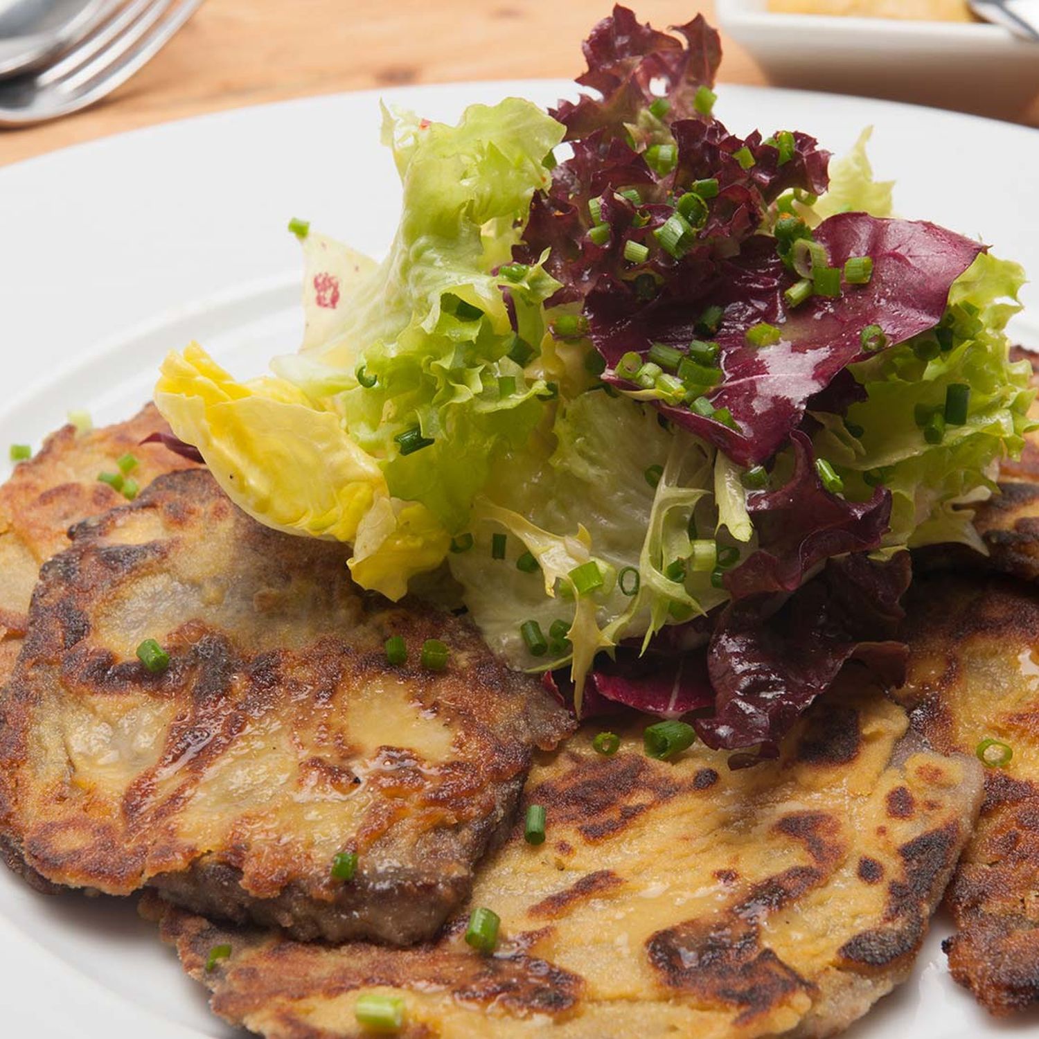 Rindfleischscheiben in der Senfkruste mit mariniertem Blattsalat Rezept ...