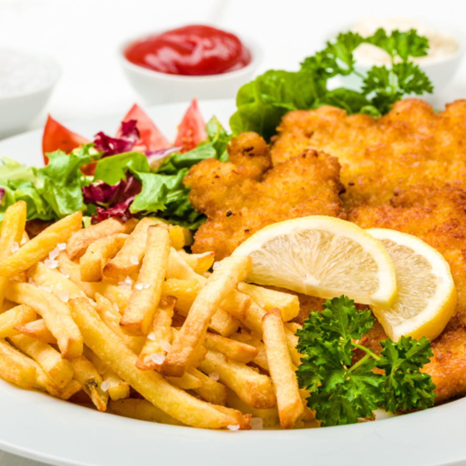 Schnitzel Mit Pommes Frites Und Thai Curry Gewurzsalz Hofer Rezeptwelt